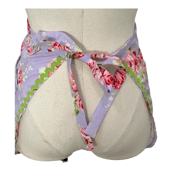Shabby Chic style floral apron with rick rack - Picture 3 of 5
